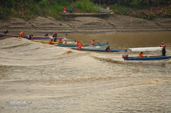 Locals riding the Sri Aman's tidal bore in longboats  | Sarawak Malaysia Borneo