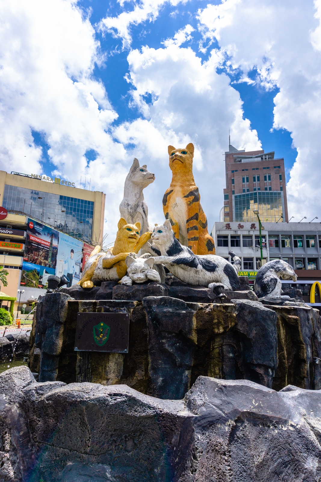 The sculpture of a family of cats at Tunku Abdul Rahman Road.